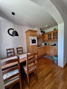 Kuchyň nebo kuchyňský kout v ubytování Sunrise Apartment