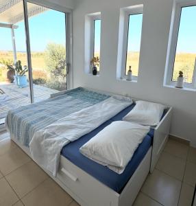 Postel nebo postele na pokoji v ubytování Plaka Beach House Naxos + 69 fotografií
