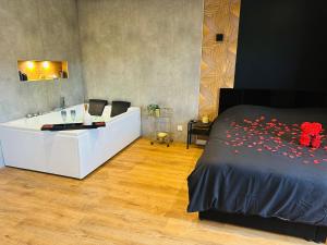 Postel nebo postele na pokoji v ubytování Le Temple - Love Room au coeur des remparts