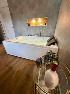 Koupelna v ubytování Le Temple - Love Room au coeur des remparts + 7 fotografií