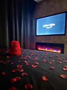 TV a/nebo společenská místnost v ubytování Le Temple - Love Room au coeur des remparts