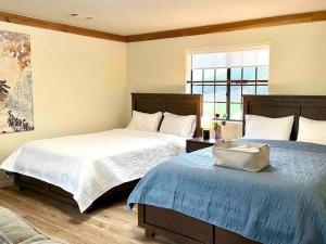 a bedroom with two beds next to a window at Panorama Paradiso by CasadeLuz, 5Acre 360 Retreat close to Old Town Temecula Wine Country in Temecula