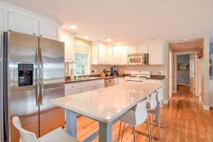 Η κουζίνα ή μικρή κουζίνα στο Fully Renovated Walk to Scargo Lake