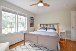 Ένα ή περισσότερα κρεβάτια σε δωμάτιο στο Fully Renovated Walk to Scargo Lake