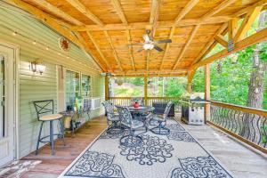 Haines FallsCozy Home with Playground Near Hunter Ski Resort!的门廊配有桌椅和天花板