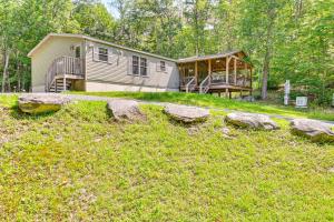 Haines FallsCozy Home with Playground Near Hunter Ski Resort!的院子前有岩石的房子