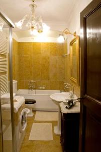 Appartamento Ca' Cavalli في البندقية: حمام مع حوض ومرحاض ومغسلة