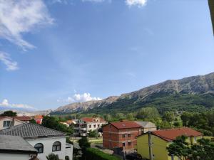a view of a town with mountains in the background at Lovrić Studio mit Balkon in Jurandvor