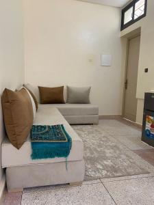 a living room with a couch in a room at hôtel mamounia el hajeb in El Hajeb +17 photos