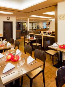 A restaurant or other place to eat at Hotel Restaurant Goldener Engel