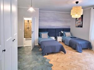 Posteľ alebo postele v izbe v ubytovaní Kana - Stylish Apartment in Kraków Pomorska - Close, WiFi, Smart TV + 19 fotografií