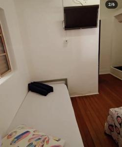 a room with a bed and a flat screen tv at Hotel Kairós in Campinas