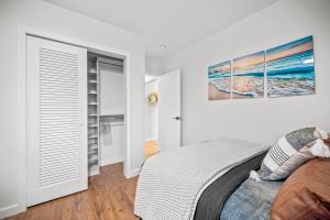 Ein Bett oder Betten in einem Zimmer der Unterkunft Family Beach Home With Home Theater & Heated Pool!