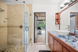 Ein Badezimmer in der Unterkunft Family Beach Home With Home Theater & Heated Pool!