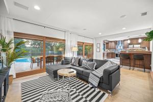 ein Wohnzimmer mit einer Couch und einem Tisch in der Unterkunft Family Beach Home With Home Theater & Heated Pool! in Hollywood