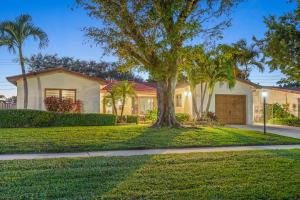 ein Haus mit einem Baum im Vorgarten in der Unterkunft Family Beach Home With Home Theater & Heated Pool! in Hollywood