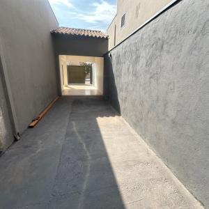 an empty alley with a window in a building at Casa de Temporada Olímpia 12 Pessoas in Olímpia