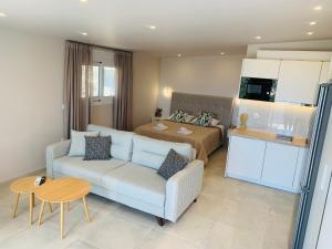 Kuchnia lub aneks kuchenny w obiekcie Thelfi Luxury studio in Attica - close to varkiza beach - Sea view