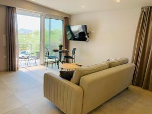 Telewizja i/lub zestaw kina domowego w obiekcie Thelfi Luxury studio in Attica - close to varkiza beach - Sea view