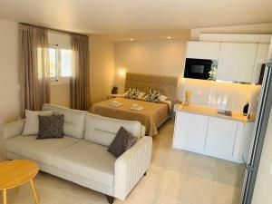 Kuchnia lub aneks kuchenny w obiekcie Thelfi Luxury studio in Attica - close to varkiza beach - Sea view