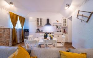 Η κουζίνα ή μικρή κουζίνα στο NEW! Holiday home Maša with heated pool near Krka national park +38 φωτογραφίες