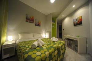 ein Schlafzimmer mit einem Bett mit Handtüchern darauf in der Unterkunft Bbrothershouse in Rom