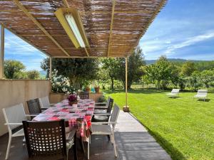 eine Terrasse mit Tisch und Stühlen unter einer Pergola in der Unterkunft Casa Rural Acebal in Santurde