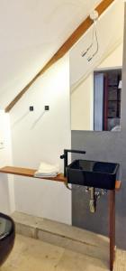 a bathroom with a sink and a mirror at Denkmal im Herzen der Altstadt in Esslingen