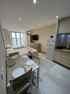 a kitchen and living room with a table and chairs at Pequeno paraiso in Ifach