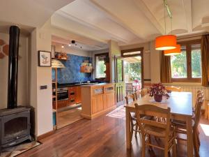 eine Küche und ein Esszimmer mit einem Tisch und einem Kamin in der Unterkunft Casa Rural Acebal in Santurde