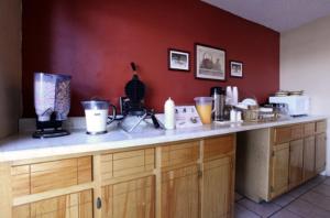 un bancone in cucina con tavolo da trucco di Americas Best Value Inn - Malvern a Malvern