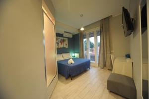 ein Schlafzimmer mit einem blauen Bett und einem Fenster in der Unterkunft Bbrothershouse in Rom