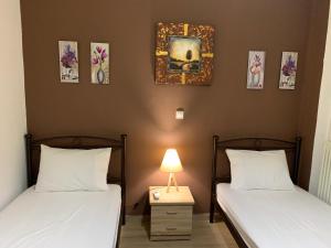 Posteľ alebo postele v izbe v ubytovaní ''Armens luxury home'' 3 minutes from the beach by foot