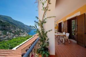 a balcony with a table and a view at Casa Le Terrazze in Positano