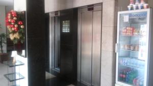 um frigorífico com a porta aberta num edifício em Panorama Hotel em Belém