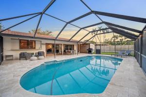 Der Swimmingpool an oder in der Nähe von Family Beach Home With Home Theater & Heated Pool!