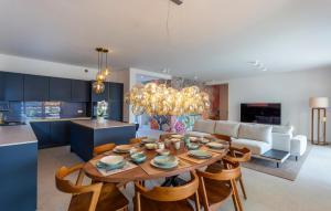 バレにあるStunning Home In Bale With Wifiの木製のテーブルと椅子のあるキッチンとリビングルーム