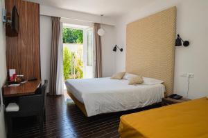 una camera d'albergo con un letto e una finestra di Marina 10 Design Hotel & SPA a Ischia Altre 37 foto