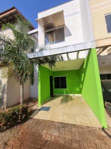 特雷斯拉瓜斯Sobrado Mobiliado的一座绿色的房屋