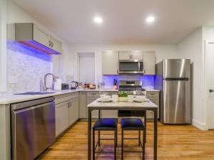 - une cuisine avec une table et deux chaises dans l'établissement Cornhill Apt Wfreeparkingkitchenwd, à Rochester