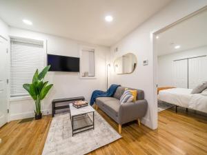 un salon avec un canapé et un lit dans l'établissement Cornhill Apt Wfreeparkingkitchenwd, à Rochester