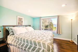 a bedroom with a large bed and a window at The Cottage Inn At Amos Lake in Preston