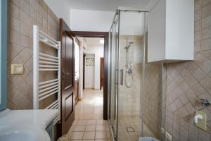 A bathroom at Dimora Monte Grappa Még 15 kép