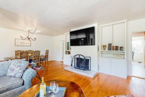 a living room with a couch and a table at Tierra De La Maracuyá in Fallbrook