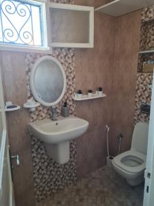 Koupelna v ubytování Maison d'été hessi Jerbi ras marmour + 11 fotografií