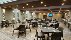 a restaurant with tables and chairs in a room at Hotel Ritz Ciudad de México in Mexico City