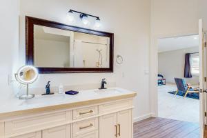 a bathroom with a sink and a mirror at Tierra De La Maracuyá in Fallbrook +20 photos