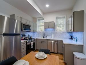 O bucătărie sau chicinetă la Cornhill 2bdrm-highfallequippedkitchenwi-fi