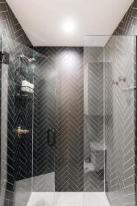 Ένα μπάνιο στο New Modern Charm - Hot Tub - Deck Views! - Fraser +38 φωτογραφίες