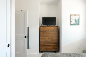 Μια τηλεόραση ή/και κέντρο ψυχαγωγίας στο New Modern Charm - Hot Tub - Deck Views! - Fraser